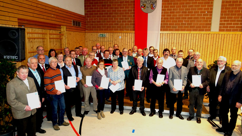 Sage und schreibe 43 Vorstandsmitglieder ehrte der Sängerkreis für ihr ehrenamtliches Engagement.                Foto: V. Dorn