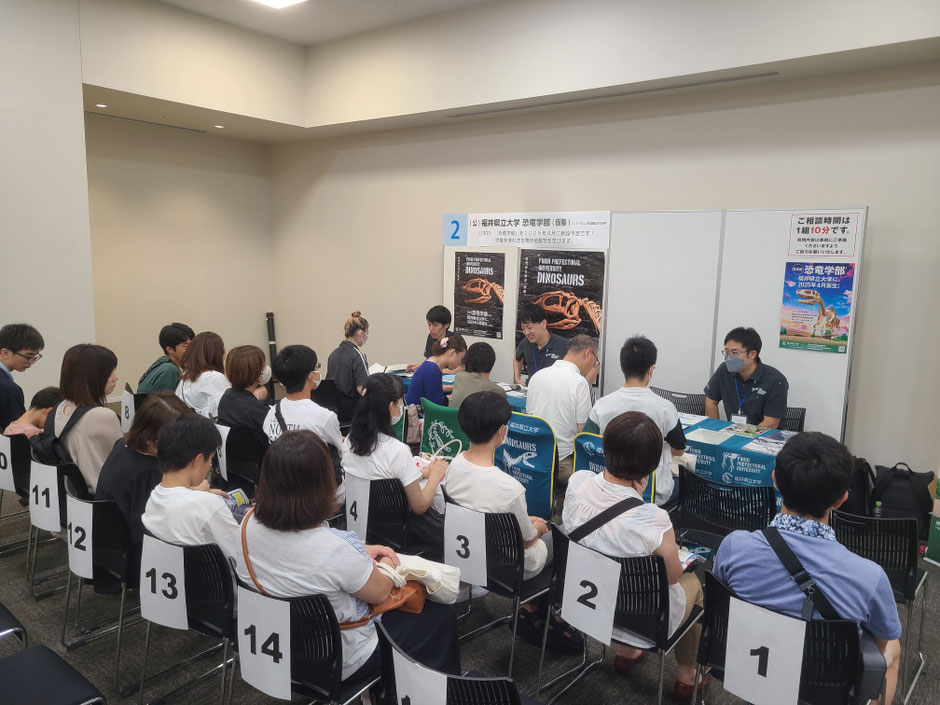 大学フェア大阪会場の恐竜学部（仮称）ブースの様子