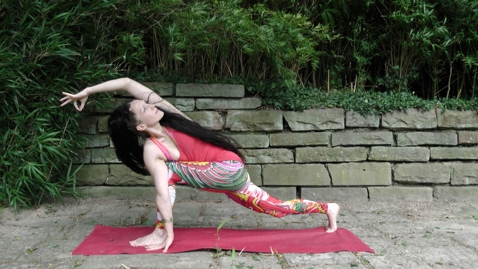 Parshvakonasana mit Twist.