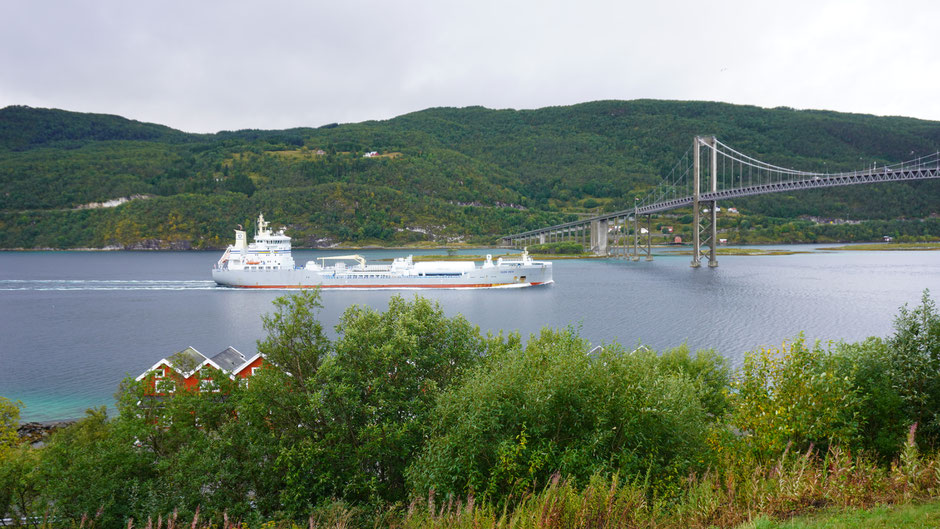 Ein dänischer Öltanker passiert den Fjord