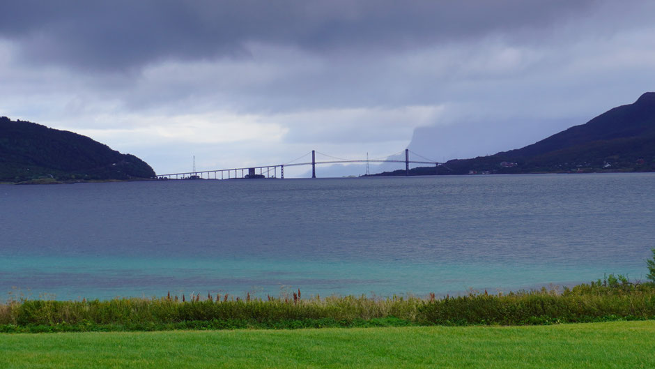 Tjelsundbrücke - zwischen dem Wasser unten und dem kommenden von oben ...