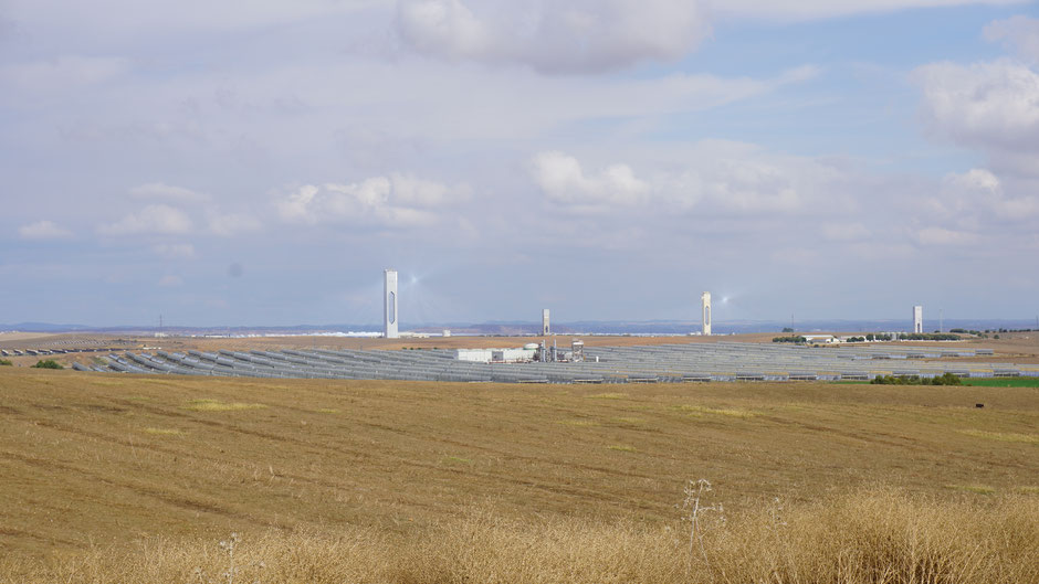 Solarturmwärmekraftwerk mit Spiegelung von Staub in den Strahlen