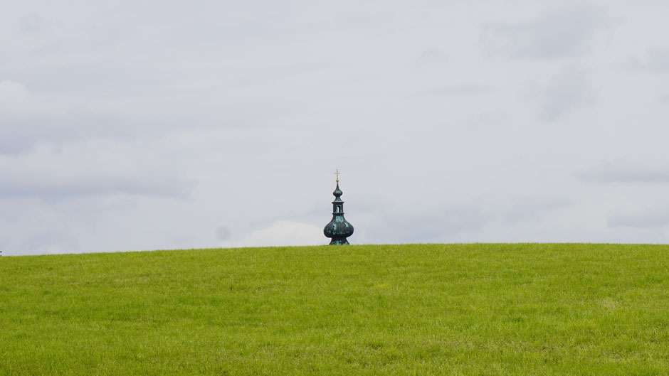 Zwiebelturm auf grüner Wiese