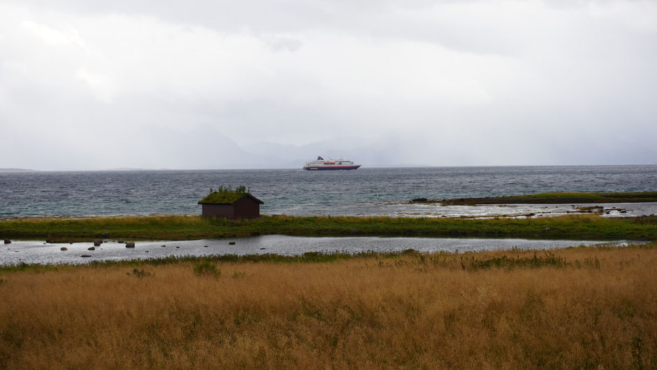 Ein Hurtigrutenschiff im Nieselregen