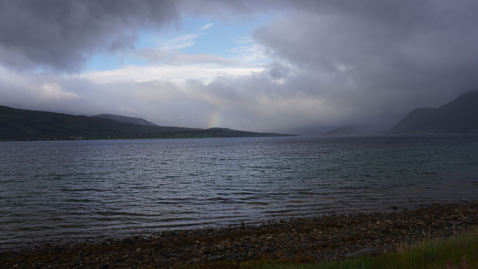 Regenstimmung am Fjord - Regenbogen und Regentropfen ...