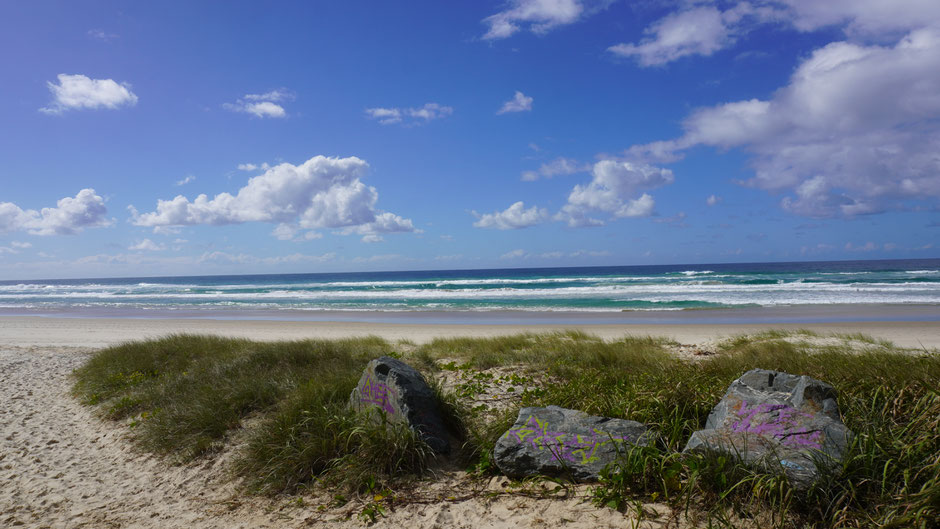 Sanftes Wellenrauschen an Sandstrand