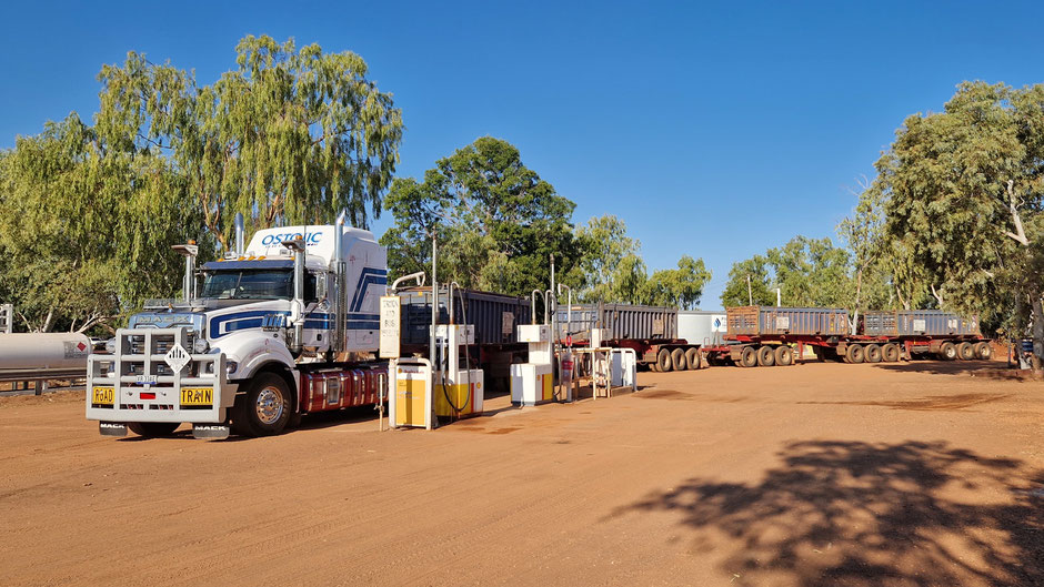 Ein Roadtrain ist auch an der Tankstelle lang, und braucht dort auch lang ...