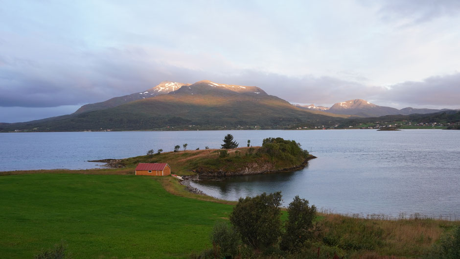 Feines Morgenlicht am Fjord