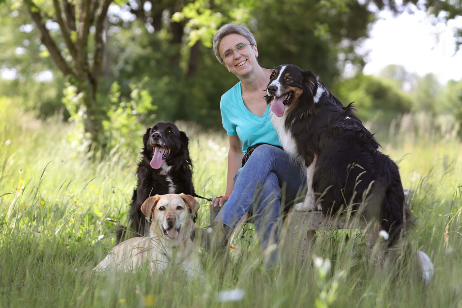 Dogwalkerin und Hundetrainerin Barbara Geldner mit den Hunden