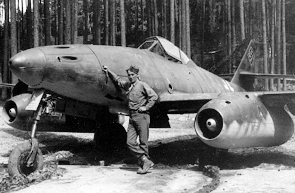 Me 262 im Waldwerk Kuno I mit amerikanischem Soldaten