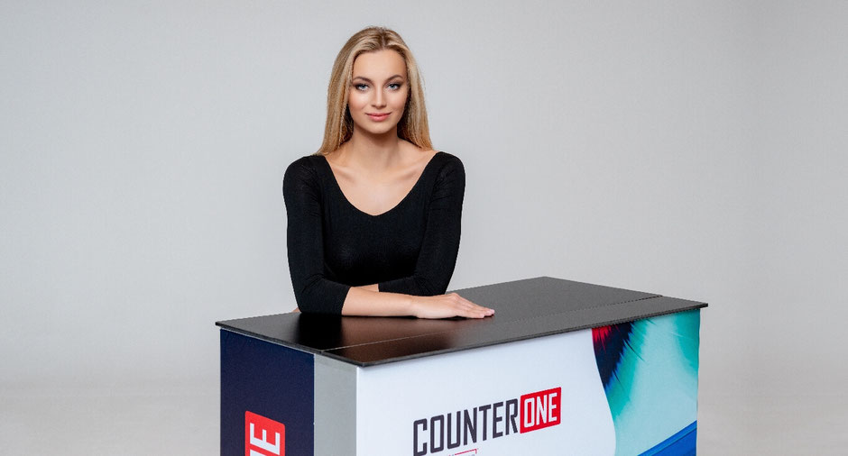 Counter ONE - LED-beleuchtete Messetheke mit großer Ablage und Regalboden