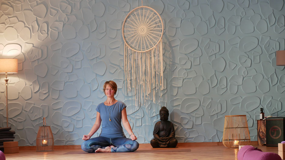 Teilnehmerin in Yoga-Pose während des Flow & Flourish Retreats in Bad Hofgastein