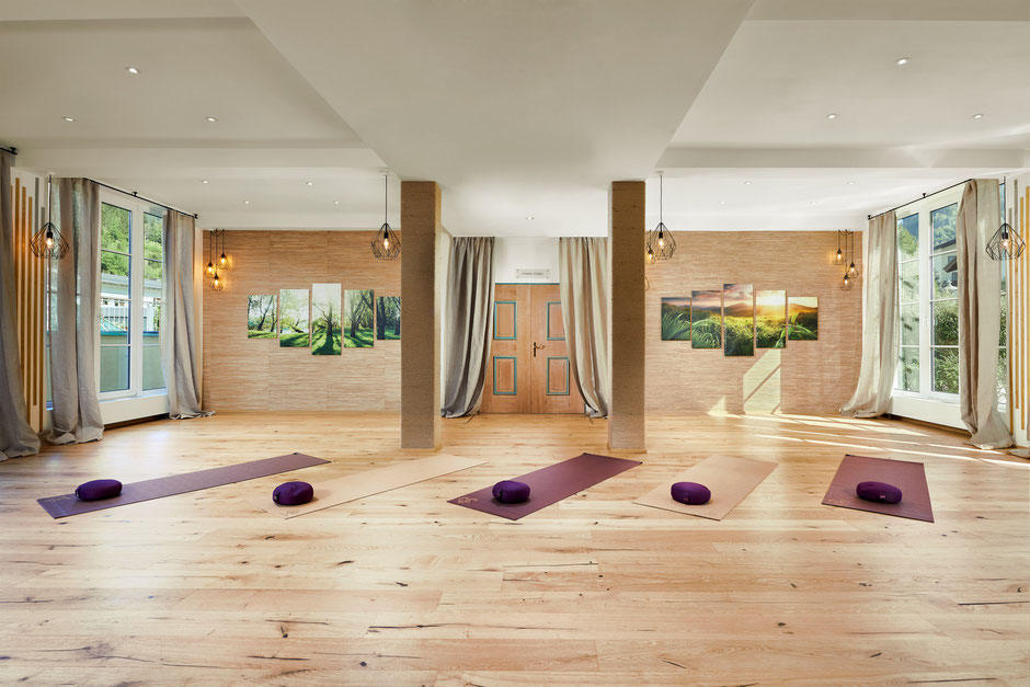 Yogaraum Yogaretreat Retreat Rückzug Auszeit Entspannung Erholung, Yogamatte, Meditationskissen