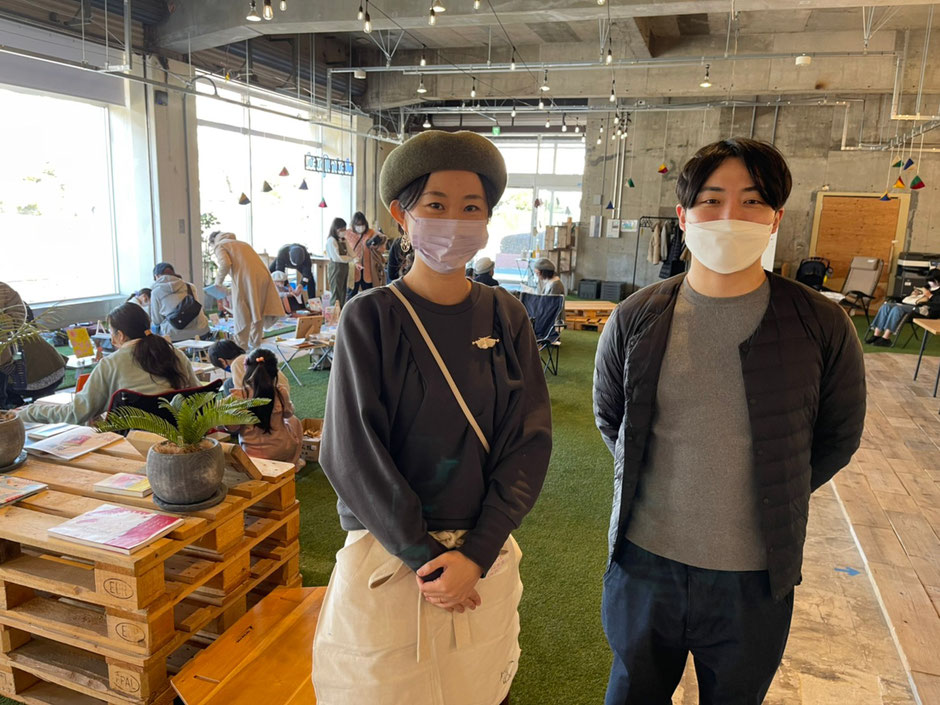 「ハレマルブックス」店主の石田淳美さん(左)とJS日本総合住生活の菅谷和真さん(右)