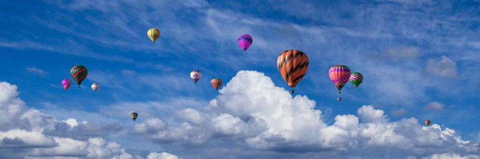 Heißluftballons steigen in den Himmel auf wie erfolgreiche Mitarbeiter