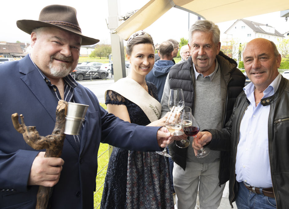 1.Mai 2023 bei Weinbau Hoop Eschen. vLnR: Bacchus Andreas, 9. Weinkönigin Anita, Carl und Elmar am Tag der offenen Weinkeller in Eschen.