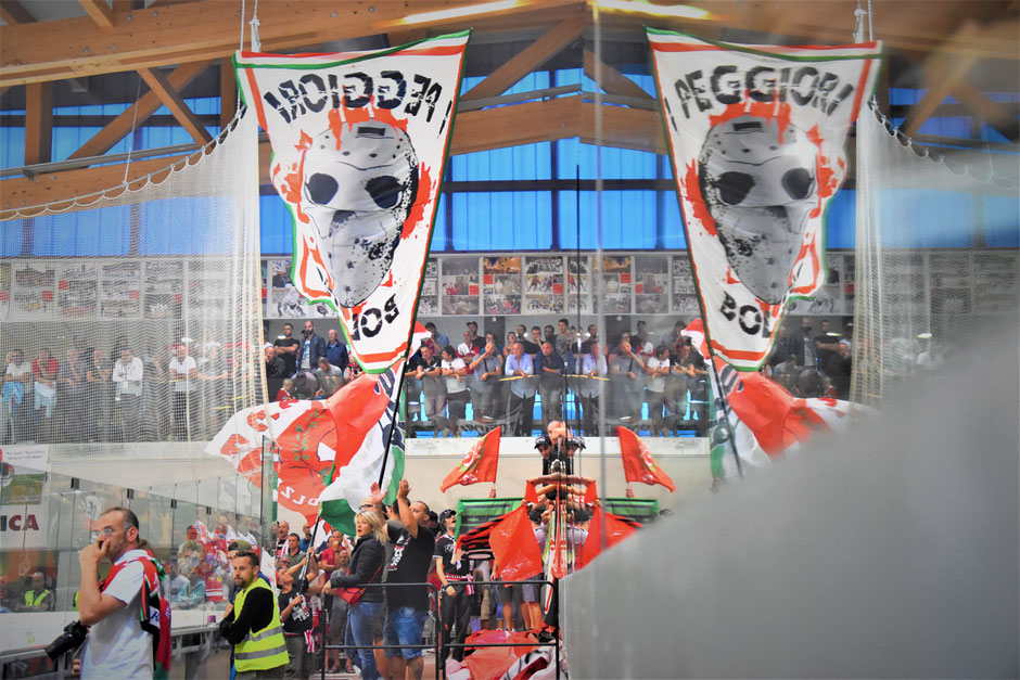 Die HC Bozen Foxes verlieren 0:3 gegen die Augsburger Panther beim Dolomiten Cup, Fan-Block, Fans, Ultras.