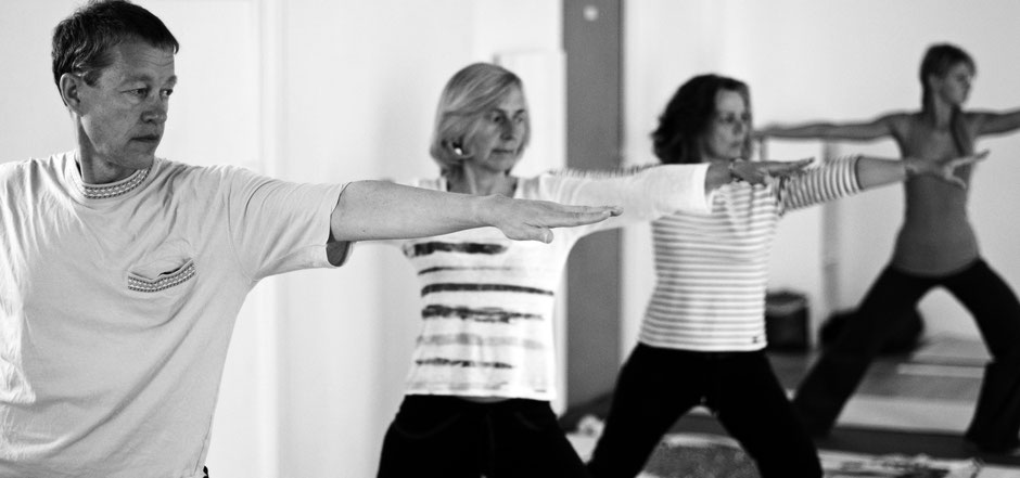 La position de Hatha Yoga du guerrier cultive un ancrage, une force en nous. Elle procure un bien-être physique et mental.