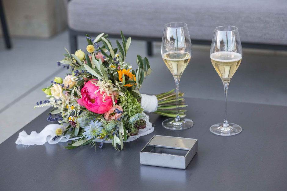 Brautstrauss und zwei Gläser Sekt auf der Aussenterrasse, Hochzeit im Hotel Schweizerhof, Stadt Bern