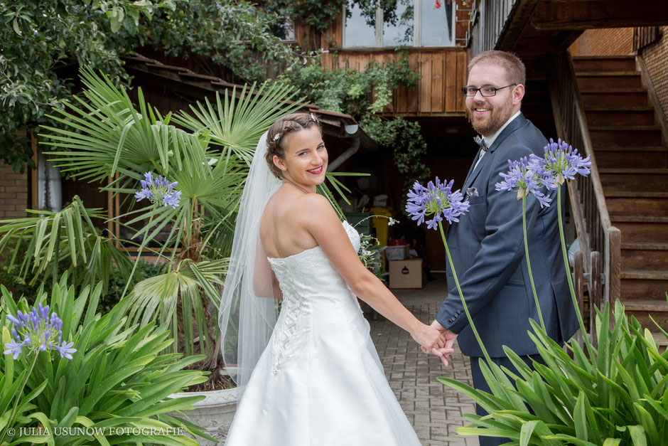 glückliches Brautpaar an einer august hochzeit