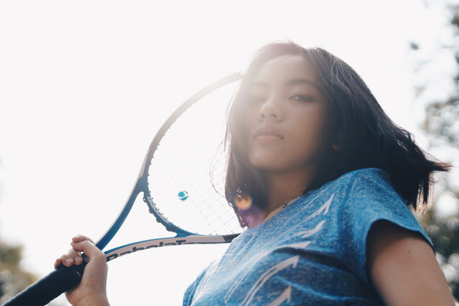テニスのラケットを持つ美少女