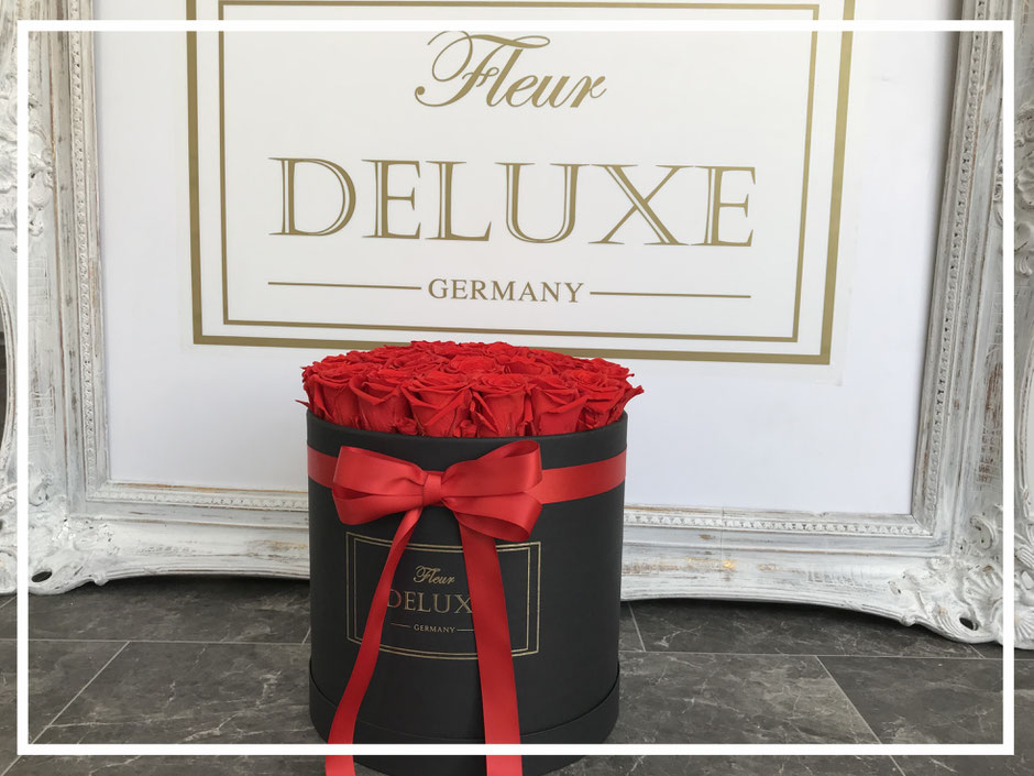 Eine mittelgroße Blumenbox, Flowerbox mit weißen Rosen. Die Box ist erhältlich in den Farben: Weiß, Creme, Schwarz und Rosé