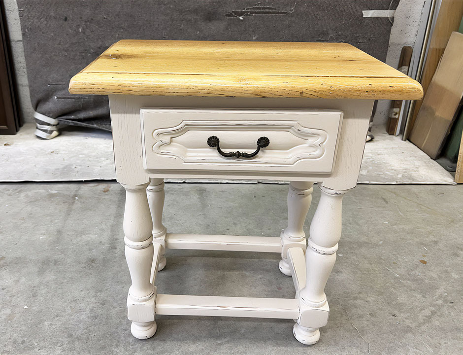 Rénovation table de chevet en bois bicolore par artisan : Laque et vernis à Nice 06