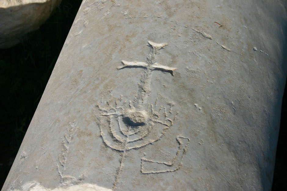 ラオディキアの神殿の円柱に刻まれたメノラーと十字架(画像の出典はhttps://holylandphotos.wordpress.com/)