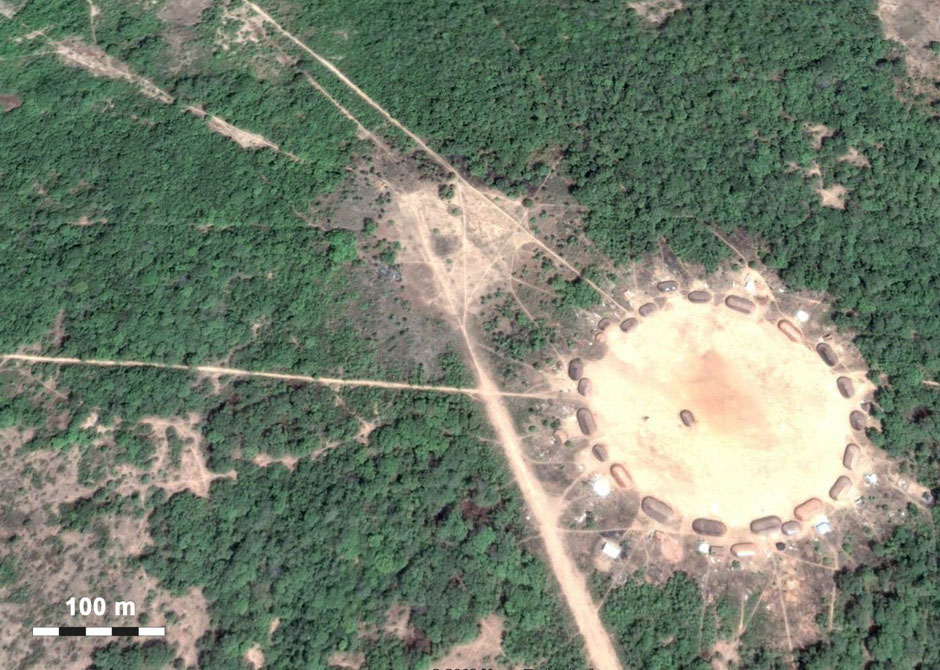 Large roads and winding trails radiate out of the circular indigenous village of Upper Xingu in Brazil (D. R.).