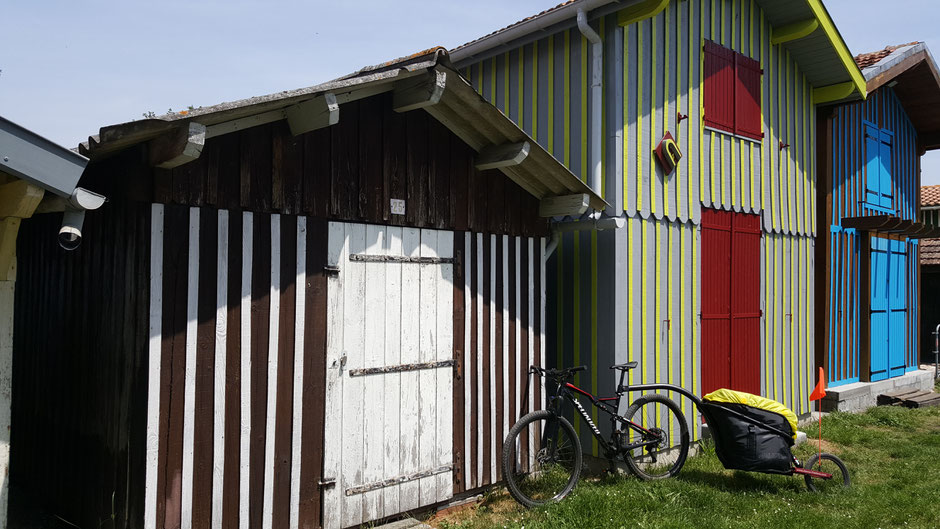 Les cabanes colorées du Port de Biganos.