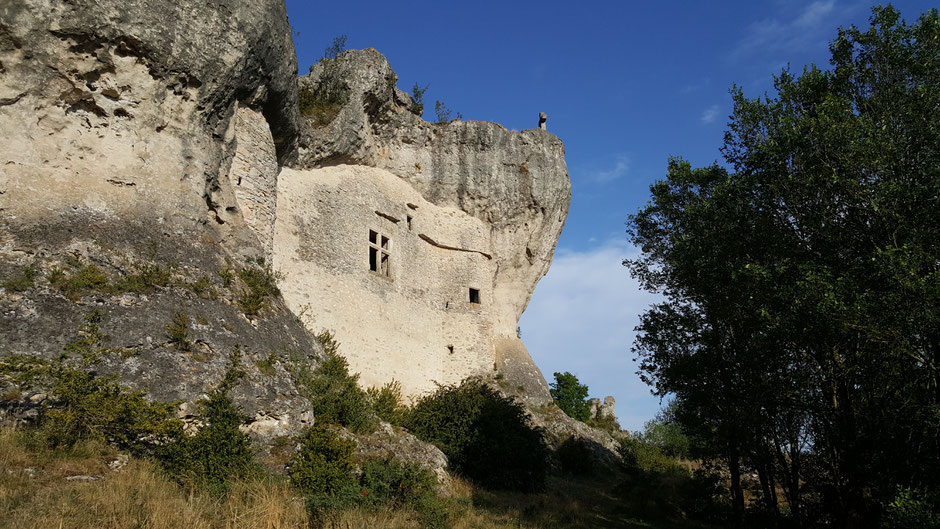 Les Baumes et son abri troglodytique.