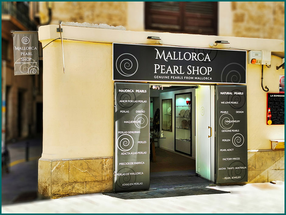 Mallorca Pearl Shop esta al lado de la Iglesia de Santa Eulalia