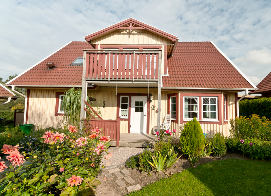 Referenzhaus Modell Malmö 130 mit Balkon und Eingangsterrasse von Berg-Schwedenhaus