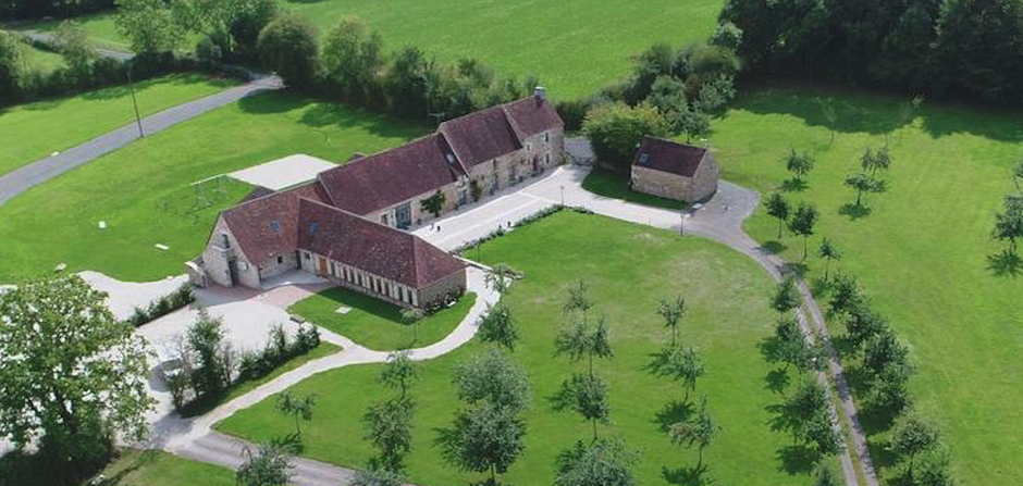 Ambiance feutrée et live acoustique dans une église pour obsèques musicales à Bellême