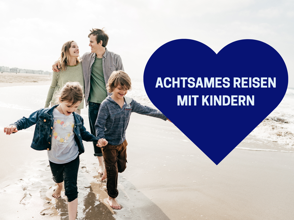 Mutter und Tochter umarmen sich