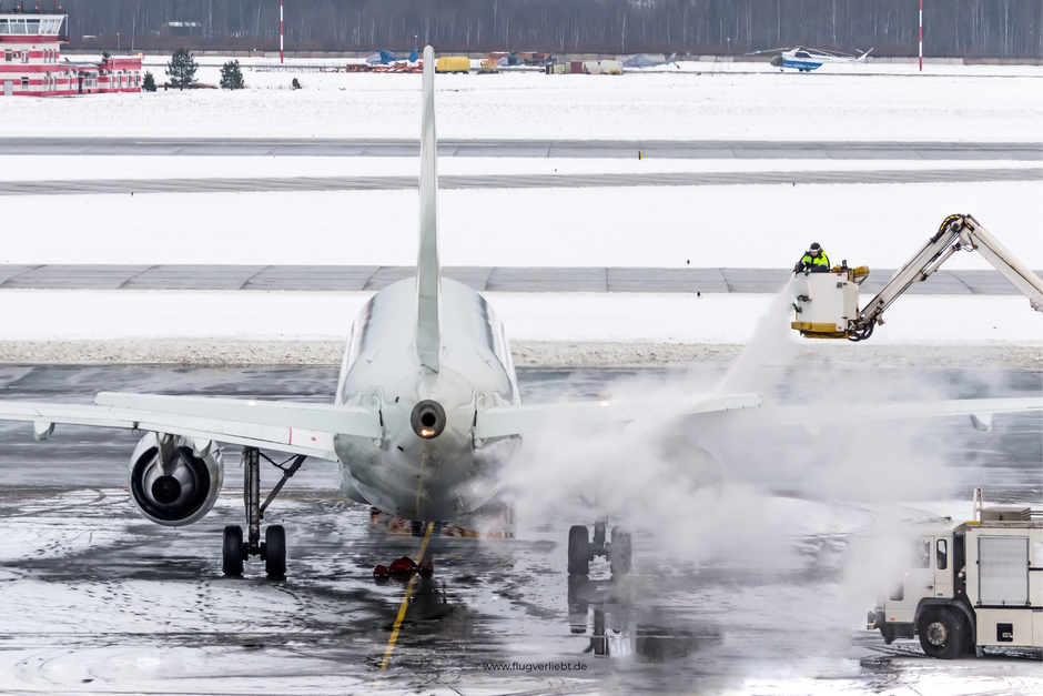 Flugzeug Enteisen. Winter am Flughafen