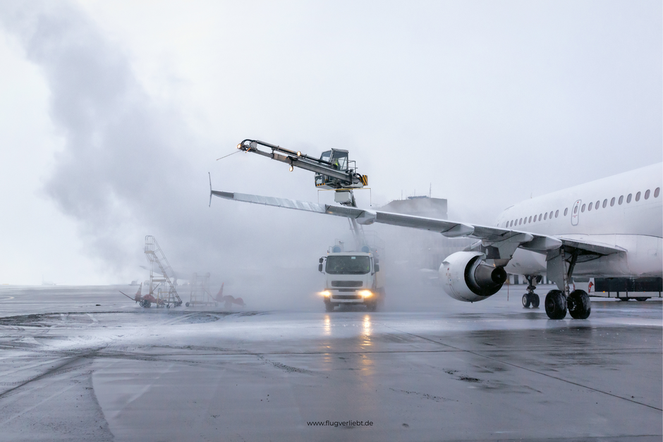 Flugzeug wird im Winter enteist. Fliegen bei Schnee und Eis