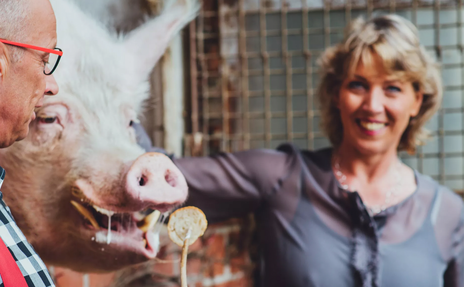 Bild von Bauer Rudi sowie Susanne und dem Schwein Werner vom Eventbauernhof Sprikeltrix