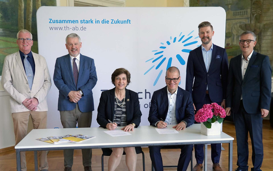 Bei der Unterzeichnung des Kooperationsvertrags v.l.n.r. Prof. Dr. W. Alm, Prof. Dr. G.R. Hofmann und Hochschulpräsidentin Prof. Dr. E.M. Beck-Meuth, sowie von der Sparkasse Aschaffenburg Miltenberg P. Ehni, P. Österlein und S.Ehinger.