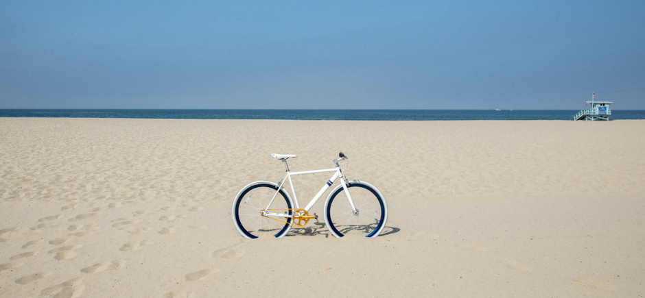 vélo blanc sur la plage