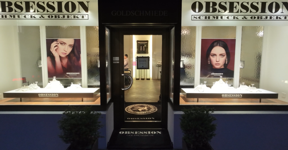 Eingang zum Geschäft des Goldschmieds OBSESSION in Wetzikon mit Schmuck in den Schaufenstern.