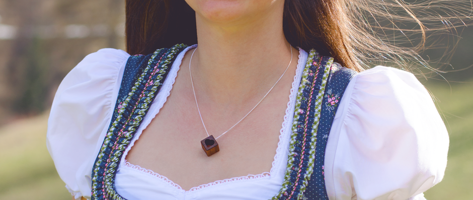 schmuck, schmuck online, modeschmuck, schmuck online shop, schmuck kaufen, modeschmuck online shop, holzschmuck, online schmuck, damen, modeschmuck, kette, herz kette, kette mit herz, halskette damen, herzkette, modeschmuck ketten, nussholz, huamet,