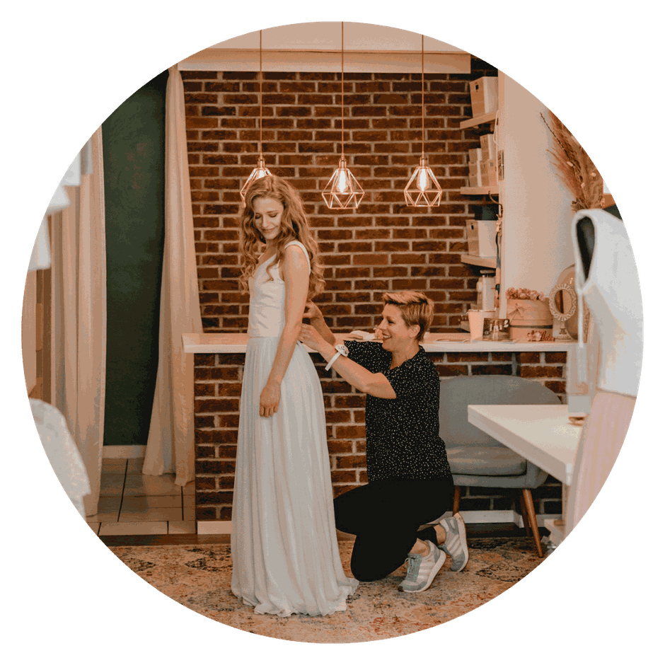 Brautkleid Anprobe mit Brautmode Designerin Rike Winterberg im elementar Atelier für maßgefertigte Brautmode in Hannover