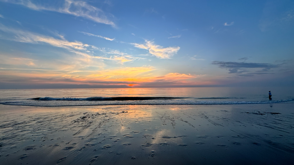 Ein Sonnenuntergang im Wattenmeer auf Sylt. Der weite Horizont. Alles ist möglich. Gesprächstherapie und Psychotherapie in Gladbeck.