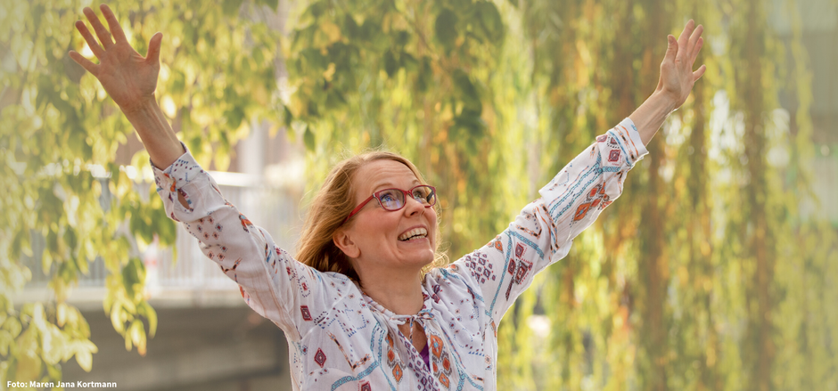 Barbara Dondrup streckt beide Arme in Richtung Himmel und freut sich des Lebens.