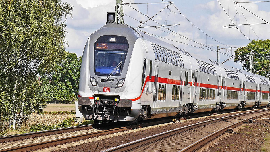 Ein fahrender Intercity-Zug, wie er auch auf der Gäubahnstrecke im Einsatz ist