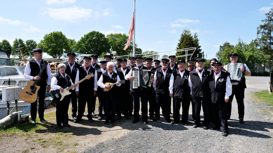 Unser Chor in der Marina Rasche Werft Seelze