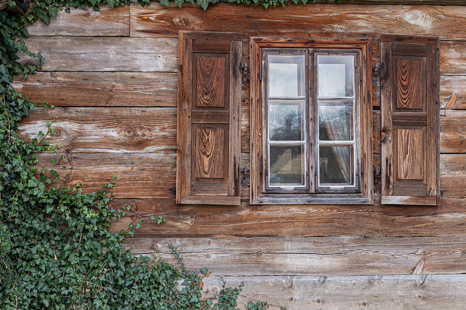 Sanierungsobjekt mit Holzfenstern | AdobeStock_276583898
