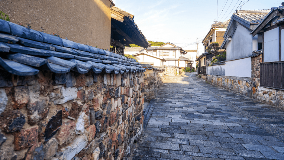 趣のある古い日本の道と塀