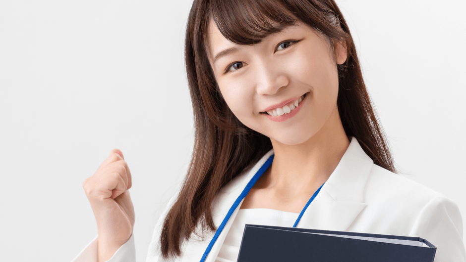 笑顔でガッツポーズをする女性